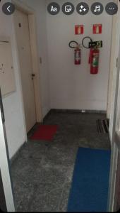 an empty room with fire extinguishers on the wall at Apartamento na praia grande in Praia Grande