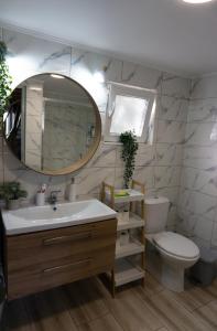 Koupelna v ubytování Cabana Tudor + 37 fotografií