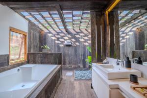Koupelna v ubytování Ocean & Mountain View Villa, Waterfalls, Munduk Eco-Luxe by Santrian
