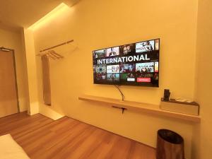 TV a/nebo společenská místnost v ubytování ONE18 Boutique Hotel