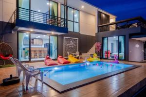 a living room with a large swimming pool in a house at Mountain & Sea Pool Villa ทับสะแก in Prachuap Khiri Khan