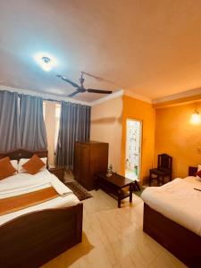 Postel nebo postele na pokoji v ubytování Om Mandakini Hotel