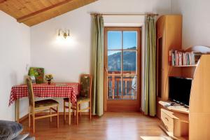 a dining room with a table and a window at Malsethhof in Villandro
