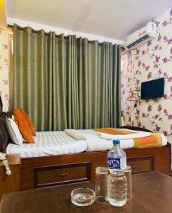 TV a/nebo společenská místnost v ubytování Om Mandakini Hotel + 21 fotografií