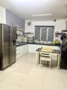 Η κουζίνα ή μικρή κουζίνα στο Hannah Homestay Ipoh +2 φωτογραφίες