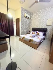 Ένα ή περισσότερα κρεβάτια σε δωμάτιο στο Hannah Homestay Ipoh