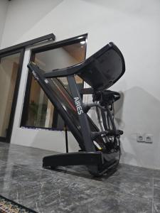 a exercise bike parked next to a wall at Villa puncak Terang in Giri