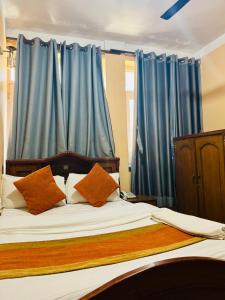 Letto o letti in una camera di Om Mandakini Hotel