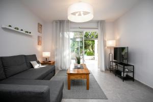 Μια τηλεόραση ή/και κέντρο ψυχαγωγίας στο Stunning & Cosy, Direct Pool Access, 2BR, with Private Patio! Serenity Townhouse