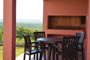 einen Esstisch und Stühle mit Aussicht in der Unterkunft Complejo Las Liebres in San Lorenzo