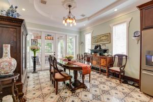 a dining room with a table and chairs at Casa De Cubana in Key West