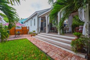 a house with a porch and a patio at Casa De Cubana in Key West