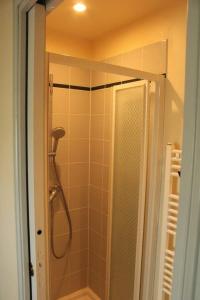 Un baño con ducha con puerta de cristal. en Le Saint-Georges - 2 à 4 pers - Ideal CNPE CHINON, en Chinon