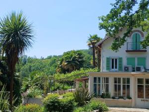 een huis met uitzicht op een berg bij Maison Tournesol Massages Pau Jurançon in Gan