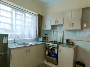 Kuchyň nebo kuchyňský kout v ubytování Shirpelle Suites BNB + 34 fotografií