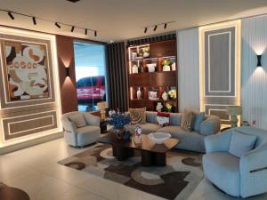 a living room with a couch and two chairs and a table at Style and Confort Apart Villa Palmera in Santo Domingo