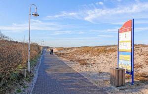un chemin menant à une plage éclairée par la lumière de la rue dans l'établissement Ferienwohnung Graal-Müritz, à Graal-Müritz