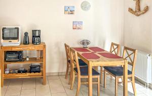 une salle à manger avec une table et des chaises et une télévision dans l'établissement Ferienwohnung Graal-Müritz, à Graal-Müritz