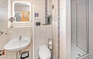 une salle de bain avec un lavabo, des toilettes et une douche dans l'établissement Ferienwohnung Graal-Müritz, à Graal-Müritz