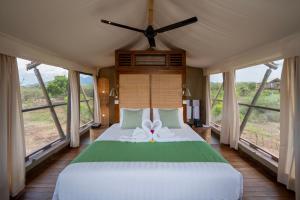 - une chambre avec un grand lit et de grandes fenêtres dans l'établissement Menjangan Dynasty Resort, à Banyuwedang 70 autres photos