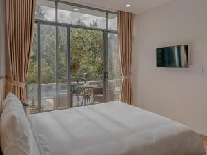 TV i/ili multimedijalni sistem u objektu Lux Nest hotel