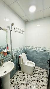 a bathroom with a toilet and a sink at ToTo-Chan Hotel in Dồng Văn