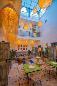Restoran või mõni muu söögikoht majutusasutuses Riad Bab Taghzout Marrakech
