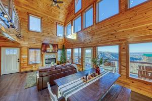 Χώρος καθιστικού στο 5 Star Views! Hot Tub! Game Room! Near Dollywood & Parkway