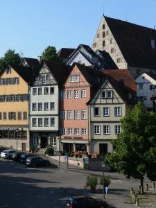 eine Gruppe von Gebäuden mit Autos, die in einer Straße geparkt sind in der Unterkunft Hotel Scholl in Schwäbisch Hall