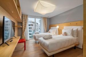 Postel nebo postele na pokoji v ubytování Montreux Lake View Apartments and Spa - Swiss Hotel Apartments