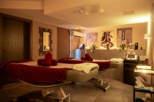 Posezení v ubytování The Village Boutique and SPA