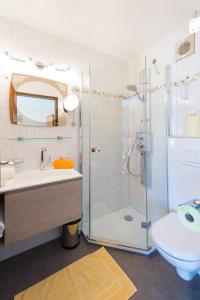 A bathroom at Haus Enzian