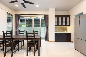 Η κουζίνα ή μικρή κουζίνα στο Rayong Family Hideaway