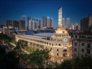 武汉武汉江汉路步行街美仑酒店的一座在城市中建有塔楼的建筑