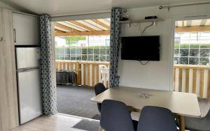 Μια τηλεόραση ή/και κέντρο ψυχαγωγίας στο Mobilhome Amira 40m2 - Cc781 Les Charmettes 4 stars