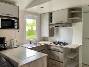 Η κουζίνα ή μικρή κουζίνα στο Mobilhome Amira 40m2 - Cc781 Les Charmettes 4 stars