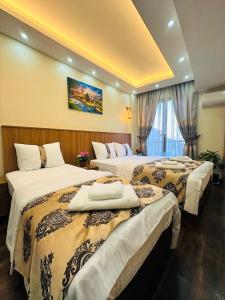 Un pat sau paturi într-o cameră la Hotel By Historia +88 fotografii