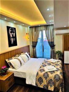 Un pat sau paturi într-o cameră la Hotel By Historia