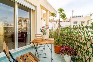 Un patio con una mesa y sillas en un balcón. en Gauthier 5-Star Luxury Gem, en Casablanca