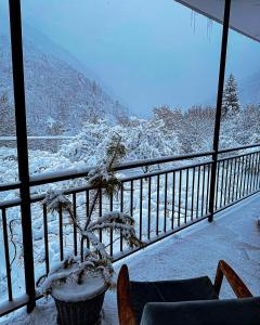 博尔若米Family hotel mountain panorama的山景阳台。