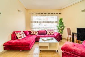 Una sala de estar con un sofá rojo y una mesa. en Gauthier 5-Star Luxury Gem, en Casablanca