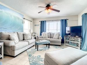 ニュー・スマーナ・ビーチにあるGorgeous Beachfront Condo - Quiet Complex - PH6Aのソファと天井ファンのあるリビングルーム