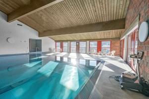 una piscina en una casa con una pared de ladrillo en Perfekte Aussicht mit Poolbereich in Skiregion, en Brigels