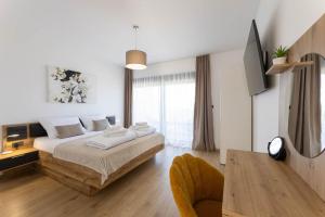 een slaapkamer met een bed en een televisie. bij Villa Golden Shine in Primošten
