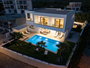 een luchtfoto van een huis met een zwembad bij Villa Golden Shine in Primošten