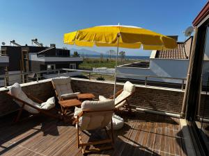 Balkón nebo terasa v ubytování Detached Villa In A Seafront Boutıque Complex In Dikili