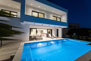 een zwembad voor een huis 's nachts bij Villa Golden Shine in Primošten +61 foto's