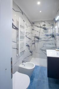 a bathroom with a sink and a toilet and a tub at Appia - Regina Viarum B&B in Rome