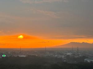 Východ nebo západ slunce při pohledu z aparthotelu nebo okolí