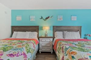 ニュー・スマーナ・ビーチにあるCoastal Paradise - Amazing Ocean Views! Pool - Walk to Shopping and Dining - OT302の寝室に並んで置かれた2つのベッド +27枚の写真